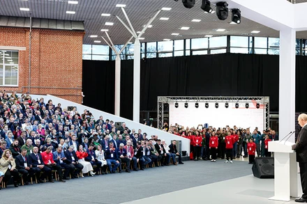 Tổng thống Nga Vladimir Putin phát biểu tại Diễn đàn. (Ảnh: TASS)