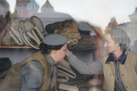 Tái hiện cảnh cấp phát quân trang trong thời chiến.