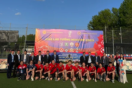 Đại diện ban tổ chức chụp ảnh lưu niệm với các cầu thủ. (Ảnh: Xuân Hưng)