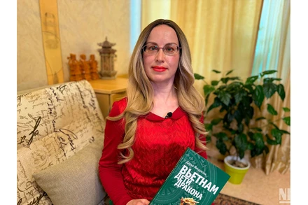 Nhà Việt Nam học Daria Mishukova cầm trên tay cuốn sách “Việt Nam. Đứa con của rồng”.