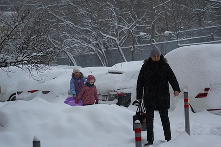 Người dân Moskva đi lại khó khăn trong thời tiết khắc nghiệt do tuyết rơi dày. (Ảnh: XUÂN HƯNG)