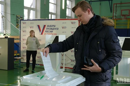 Người dân Moskva bỏ phiếu trực tiếp tại điểm bỏ phiếu 2170. (Ảnh: Xuân Hưng)