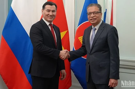 Đại sứ Đặng Minh Khôi (phải) và người đứng Cộng hòa Kalmykia Batu Khasikov chụp ảnh lưu niệm. (Ảnh: XUÂN HƯNG)