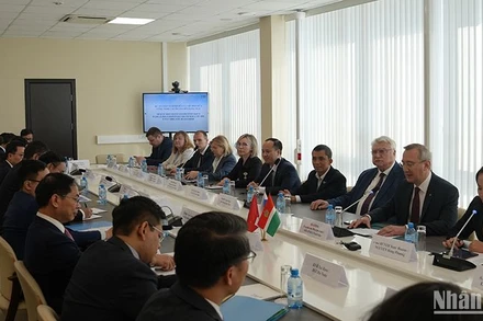 Quang cảnh cuộc gặp, làm việc. (Ảnh: XUÂN HƯNG)