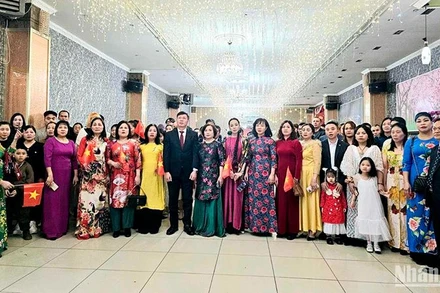 Tổng lãnh sự Việt Nam tại Vladivostok Nguyễn Đăng Hiền và bà con cộng đồng thực hiện nghi lễ chào cờ.