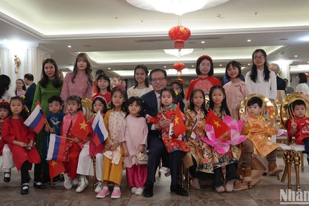 Đại sứ Việt Nam tại Liên bang Nga Đặng Minh Khôi chụp ảnh cùng các em nhỏ trong không gian văn hóa Ngày Tết cổ truyền của dân tộc Việt Nam.