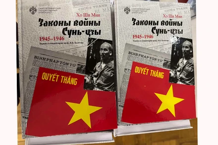 Cuốn sách "Bàn về Binh pháp Tôn Tử" của Chủ tịch Hồ Chí Minh được dịch ra tiếng Nga. (Ảnh: THÙY VÂN)