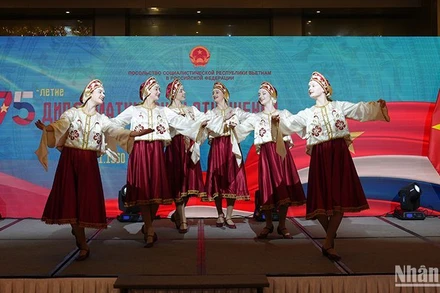 Sinh viên Nga biểu diễn tại Lễ kỷ niệm 75 năm Ngày thiết lập quan hệ ngoại giao giữa Việt Nam và Liên bang Nga.