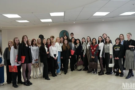 Các thí sinh Nga tham gia cuộc thi và giảng viên dạy tiếng Việt chụp ảnh lưu niệm. (Ảnh: XUÂN HƯNG)