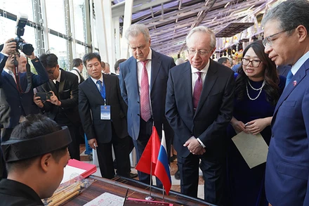 Đại sứ Đặng Minh Khôi cùng Thứ trưởng Ngoại giao Nga Mikhail Galuzin, Chủ nhiệm Ủy ban Đối ngoại thành phố Saint Petersburg Evgeny Grigoriev xem viết thư pháp tại Lễ kỷ niệm 78 năm Quốc khánh Việt Nam tại Liên bang Nga. (Ảnh: XUÂN HƯNG)