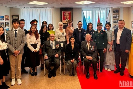 Tổng Lãnh sự Việt Nam tại Ekaterinburg Nguyễn Mai Hường và các đại biểu chụp ảnh lưu niệm.