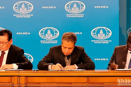 Đại sứ Việt Nam tại Liên bang Nga Đặng Minh Khôi (giữa) ghi sổ tang tại trụ sở Bộ Ngoại giao Nga ngày 26/3.