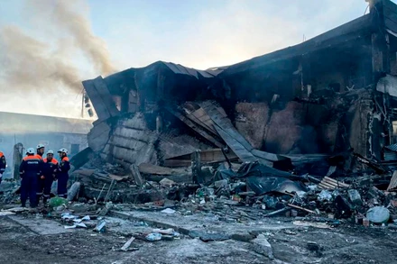 Lực lượng cứu hỏa nhanh chóng có mặt tại hiện trường. (Ảnh: TASS)