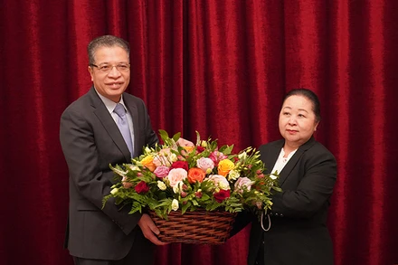 Đại sứ Việt Nam tại Nga Đặng Minh Khôi chúc mừng 48 năm Quốc khánh Lào. (Ảnh: XUÂN HƯNG)