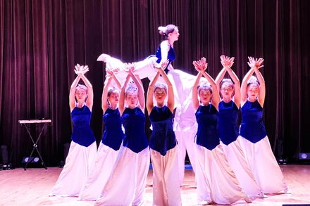 Tiết mục biểu diễn của sinh viên Việt Nam tại Đêm văn nghệ “Con Rồng Cháu Tiên”. (Ảnh: Xuân Hưng)