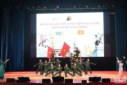 Tiết mục "Quân đội ta - Quân đội anh hùng" do sinh viên Việt Nam biểu diễn.