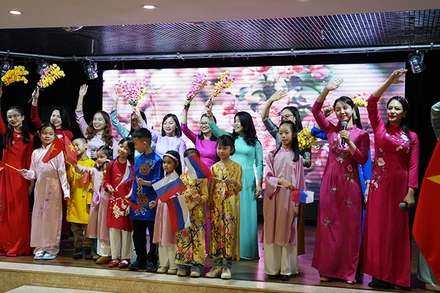 Văn nghệ chào mừng chương trình. Ảnh: XUÂN HƯNG