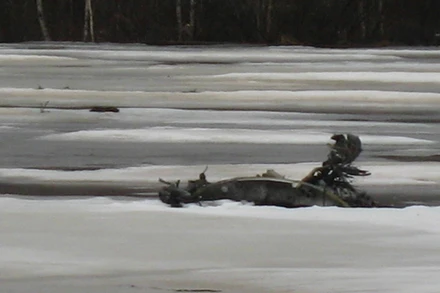 Mảnh vỡ trực thăng được phát hiện tại Hồ Onega. (Ảnh: RIA Novosti)