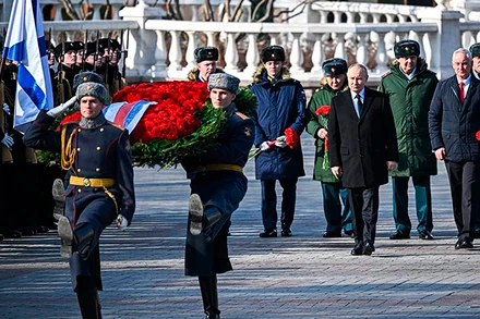 Tổng thống Nga Vladimir Putin và Bộ trưởng Quốc phòng Andrei Belousov đặt hoa tại Mộ Chiến sĩ vô danh ở thủ đô Moskva. (Ảnh: TASS)