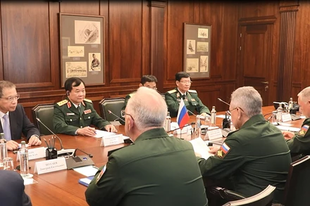 Thượng tướng Hoàng Xuân Chiến chào xã giao Bộ trưởng Quốc phòng Liên bang Nga, Đại tướng Sergei Shoigu.