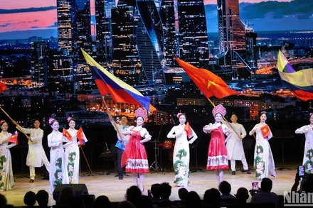 Các nghệ sĩ Việt Nam biểu diễn tại lễ khai mạc Những ngày Văn hóa Việt Nam tại Liên bang Nga năm 2024. (Ảnh XUÂN HƯNG)