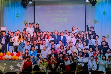 Bà con cộng đồng và sinh viên Việt Nam tại Kazan vui mừng chào đón năm mới.