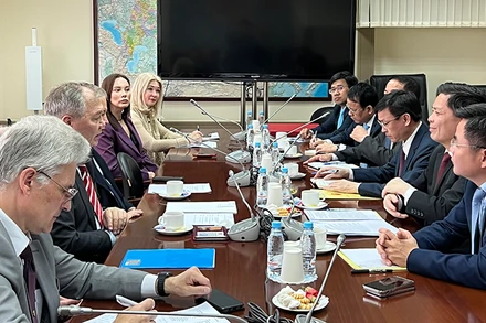 Cuộc gặp, làm việc với đại diện lãnh đạo Đảng Cộng sản Liên bang Nga. (Ảnh: Xuân Hưng)