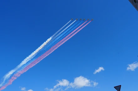 Phi đội bay trình diễn trên bầu trời Moskva. (Ảnh: XUÂN HƯNG)