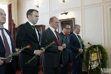 Chủ tịch Gennady Zyuganov và lãnh đạo Đảng Cộng sản Liên bang Nga viếng Tổng Bí thư Nguyễn Phú Trọng.