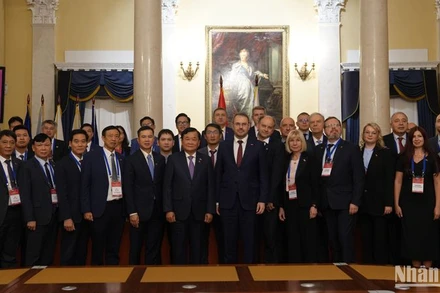 Các đại biểu chụp ảnh lưu niệm. (Ảnh: XUÂN HƯNG)