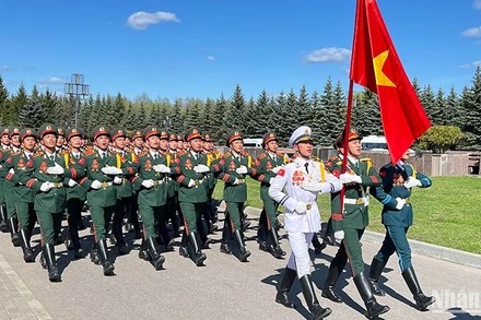 Quân nhân Việt Nam hăng say luyện tập cho lễ duyệt binh tại Quảng trường Đỏ.