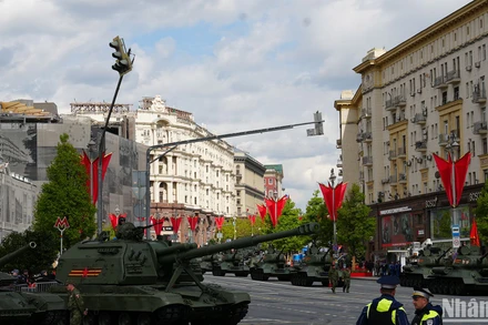 Các vũ khí, khí tài quân sự tham gia tổng duyệt chuẩn bị cho Lễ duyệt binh tập kết trên đường phố Moskva sáng 7/5.