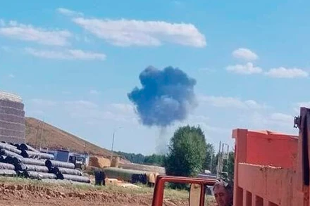 Khói bốc lên từ hiện trường vụ máy bay rơi. (Ảnh: RIA Novosti)