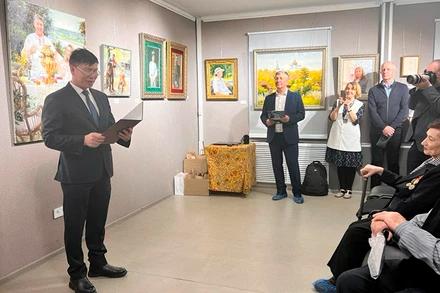 Tổng Lãnh sự Việt Nam tại Vladivostok Nguyễn Đăng Hiền phát biểu tại lễ khai mạc Triển lãm.