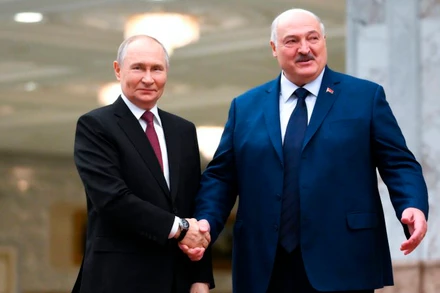 Tổng thống Nga Vladimir Putin và Tổng thống Belarus Alexander Lukashenko. (Ảnh: TASS)