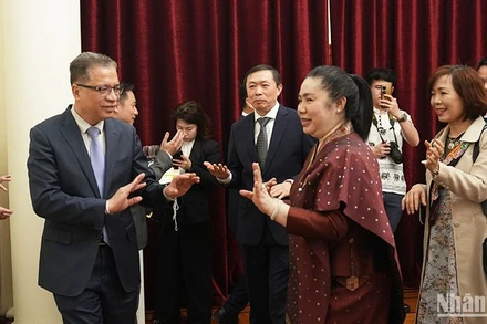 Hai Đại sứ cùng phu nhân, cán bộ, nhân viên hai Đại sứ quán Việt Nam và Lào tại Liên bang Nga múa lăm vông. (Ảnh: XUÂN HƯNG)