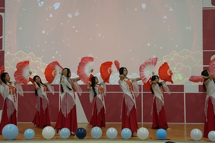 Chương trình văn nghệ chào mừng. Ảnh: XUÂN HƯNG