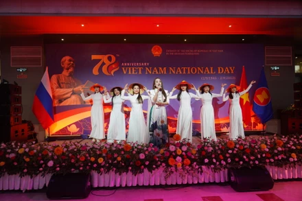 Tiết mục văn nghệ chào mừng Quốc khánh Việt Nam tại Nga. (Ảnh: XUÂN HƯNG)
