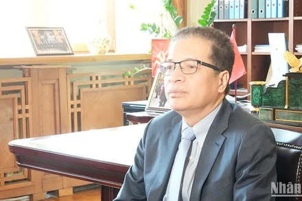 Đại sứ Việt Nam tại Liên bang Nga kiêm nhiệm Cộng hòa Uzbekistan và Cộng hòa Armenia Đặng Minh Khôi trả lời phỏng vấn phóng viên Báo Nhân Dân thường trú tại Nga. (Ảnh: XUÂN HƯNG)