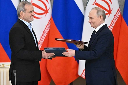 Tổng thống Nga Vladimir Putin và người đồng cấp Iran Masoud Pezeshkian trao văn kiện mới. (Ảnh: RIA Novosti)