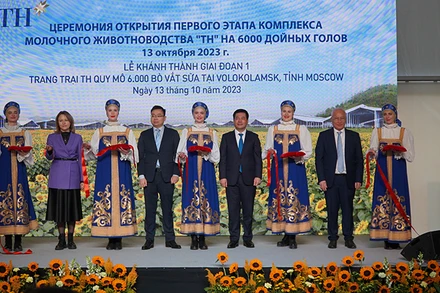 Lễ cắt băng khánh thành giai đoạn 1 trang trại bò vắt sữa quy mô lớn của TH tại Liên bang Nga. (Ảnh: XUÂN HƯNG)