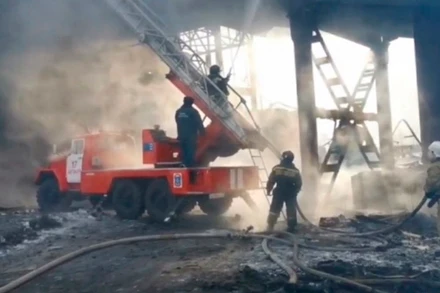 Lực lượng chức năng Nga đang khắc phục hậu quả sự cố. Ảnh: Bộ Tình trạng khẩn cấp Nga.