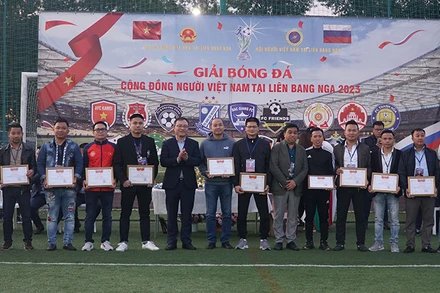 Ban tổ chức tặng Giấy khen cho đại diện các đội. (Ảnh: XUÂN HƯNG)