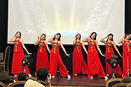 Tiết mục biểu diễn của sinh viên Việt Nam. (Ảnh: Xuân Hưng)