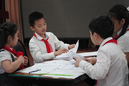 Các em học sinh tham gia Hội thi “Nét chữ-Nết người”. (Ảnh: XUÂN HƯNG)