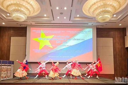 Tiết mục biểu diễn của bạn bè Nga tại lễ kỷ niệm.