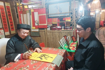 Du khách phấn khởi nhận chữ ngay sau Lễ khai mạc.