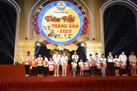 Lãnh đạo thị xã Sơn Tây (Hà Nội) tặng quà các em học sinh giỏi có hoàn cảnh khó khăn trong Chương trình Trung thu Thành cổ năm 2022.