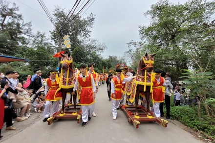 Lễ hội Cổ Loa diễn ra trong sự phấn khởi của người dân.