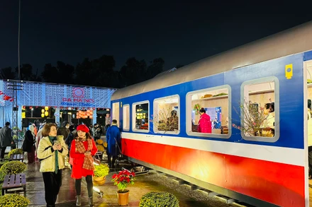 Du khách khám phá không gian "Chuyến tàu quê hương" tại chương trình.